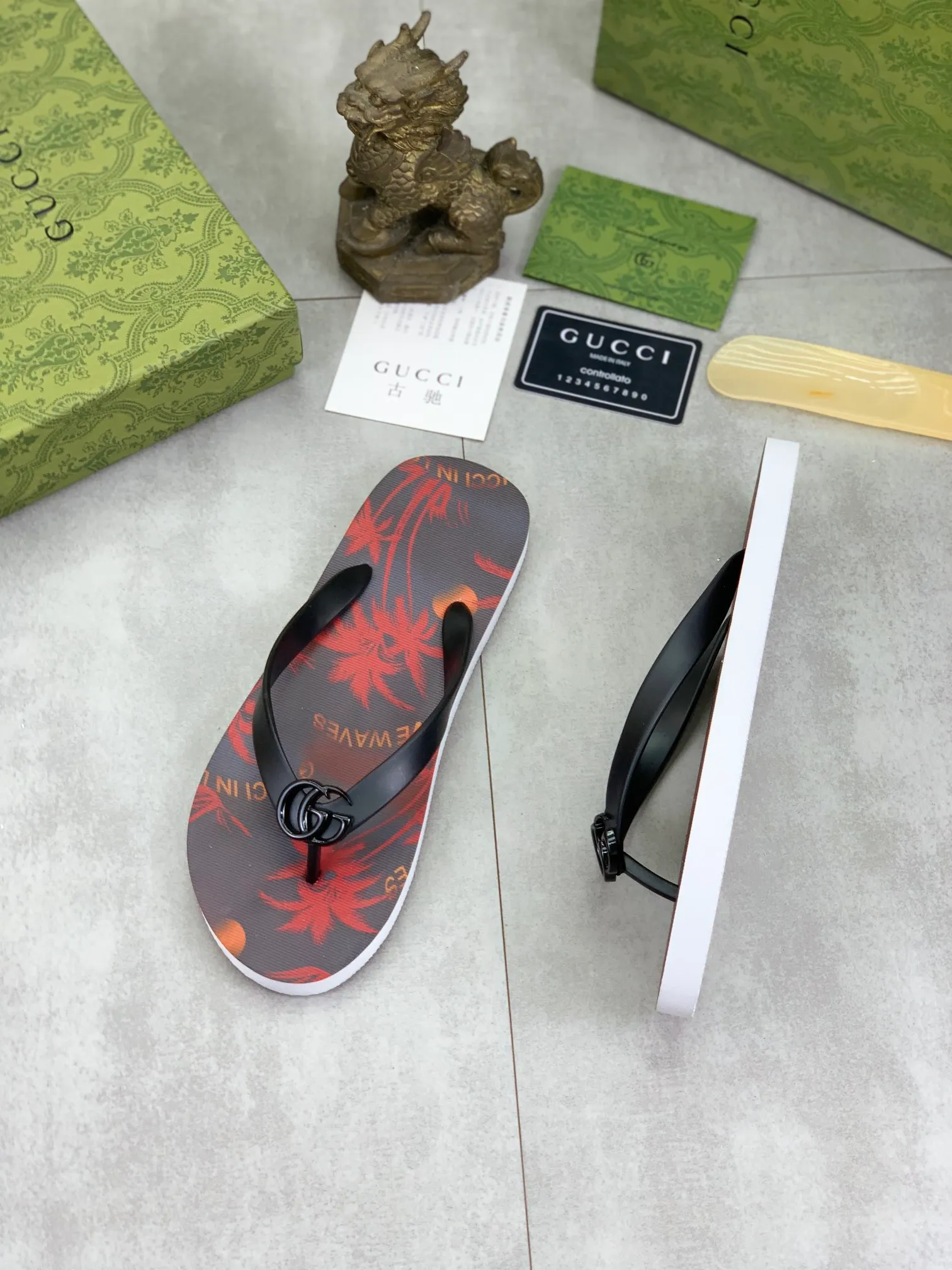 Men's men's shoes 💰P220💰【New style】🆘【GUCCI】Official website's popular Gucci adult couple 🧑‍🤝‍🧑 style, children's flip-flops are on sale at the counter simultaneously! Original fabric imported from Italy. Original bottom provided by the original factory. Size: Adult 36-45. Children’s size: 30-37. Multiple colors available.